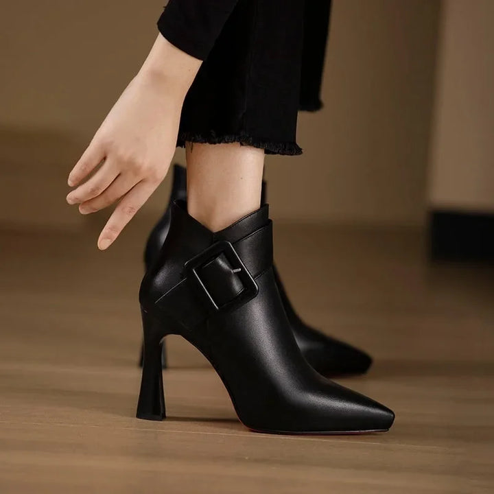 Briselle – Eleganckie botki z klamrą