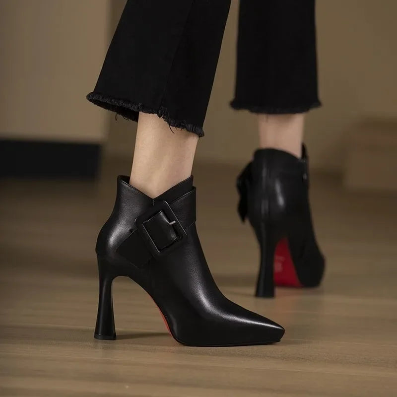 Briselle – Eleganckie botki z klamrą